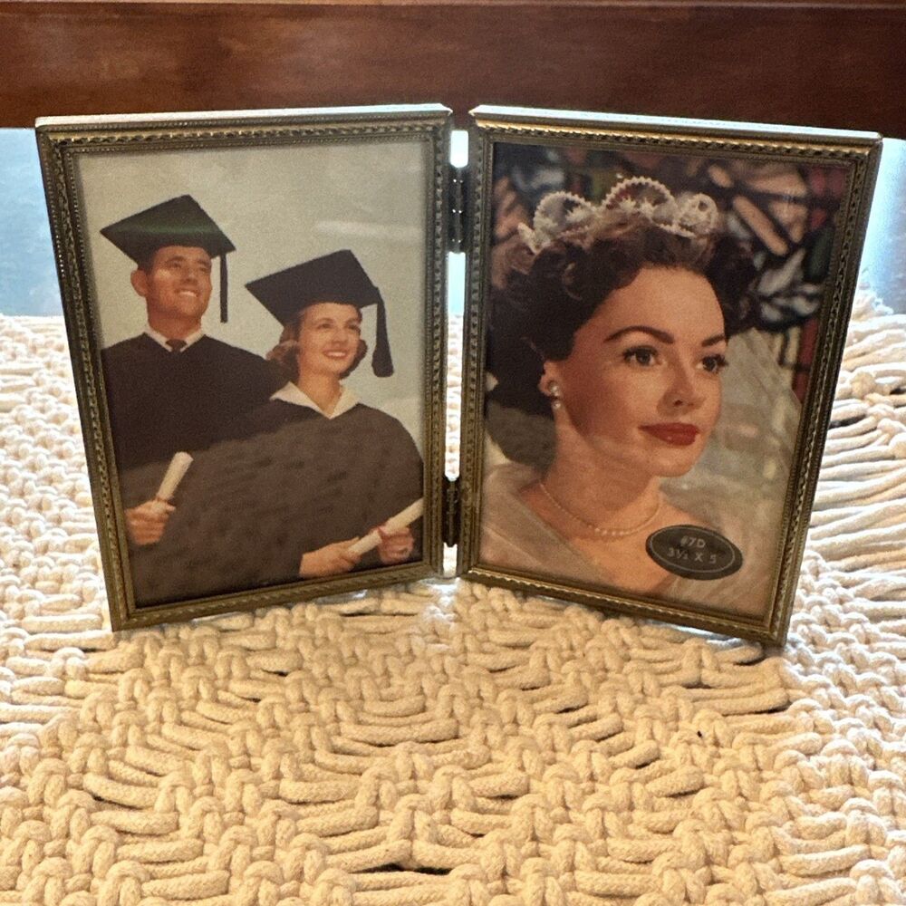 Vintage Gold Metal 3 1/2x5” Photo Frame Bifold Gold Embellished trim on‎ front